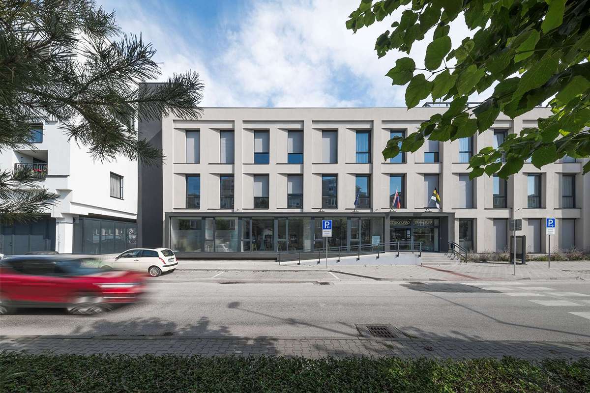 Mestský úrad vznikol konverziou bývalej priemyselnej školy. 