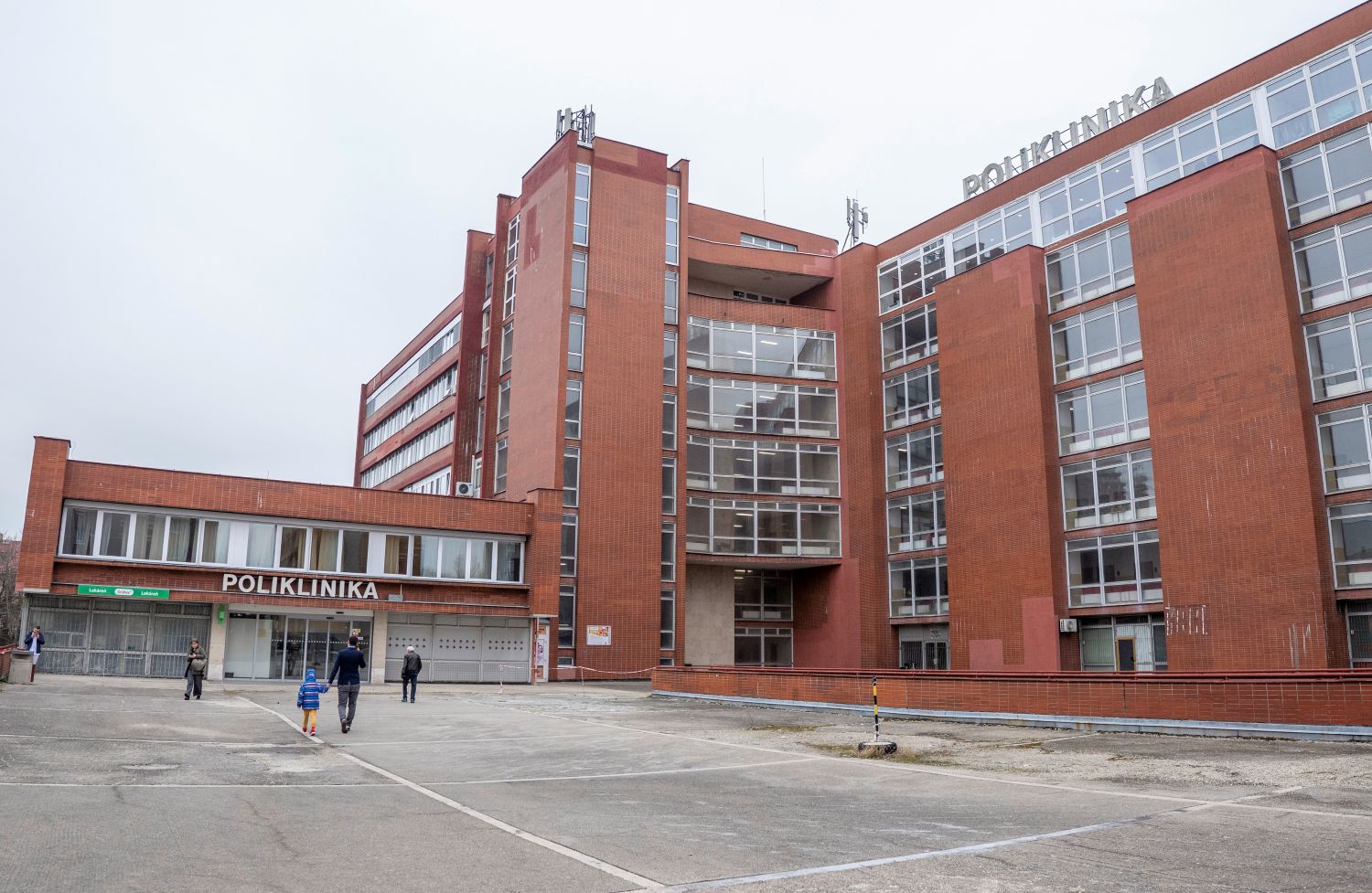 Budova Polikliniky Tehelná v Bratislave