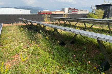 Konštrukcia pre solárne panely na zelenej streche s prirodzeným rastlinným pokryvom