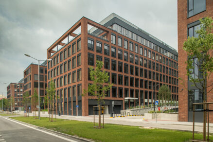 Moderná administratívna budova s tehlovou fasádou po energetickej optimalizácii