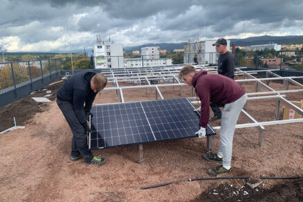 Ukladanie FVE panelov, Galéria Jabloň, Prievidza(realizácia Rufusen)