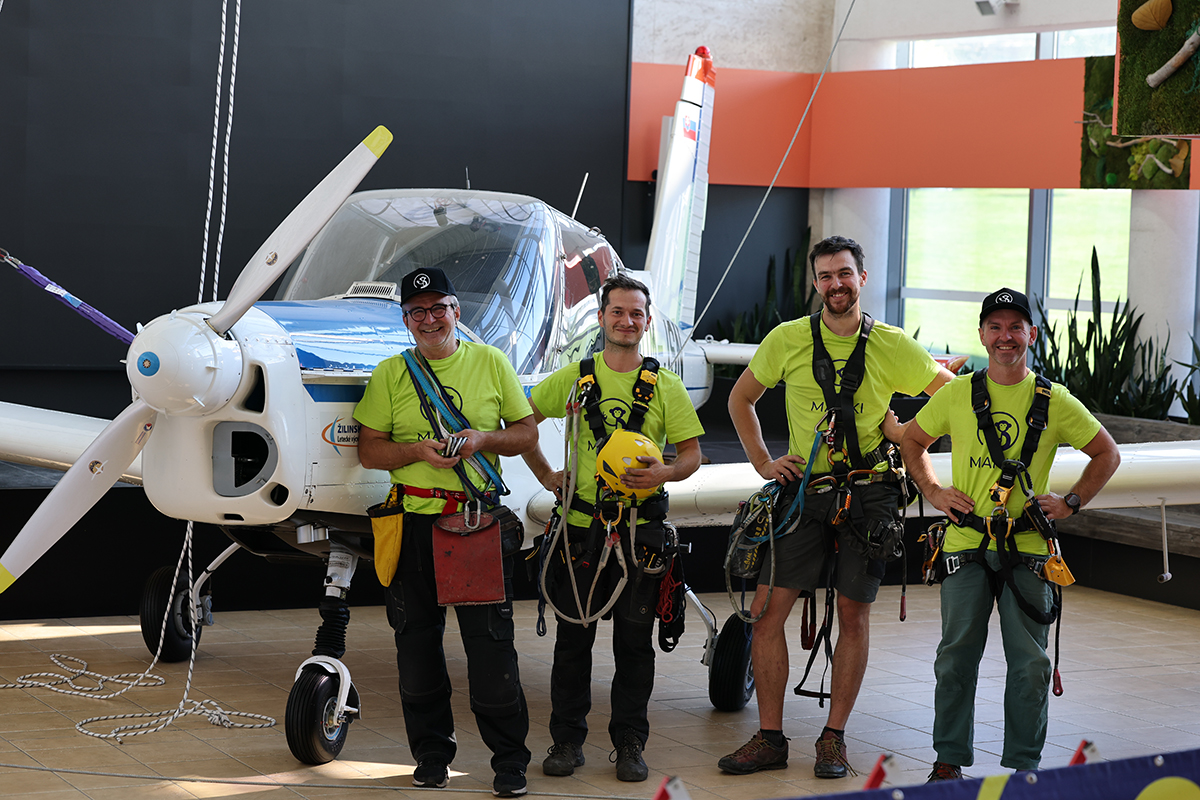 Vešanie lietadla do stropu Žilinskej univerzity Tím odborníkov na výškové práce pripravený na technické zásahy