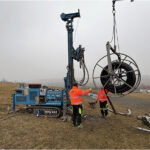 Vŕtacia súprava pri inštalácii geotermálnych sond na pozemku v exteriéri počas zimného dňa