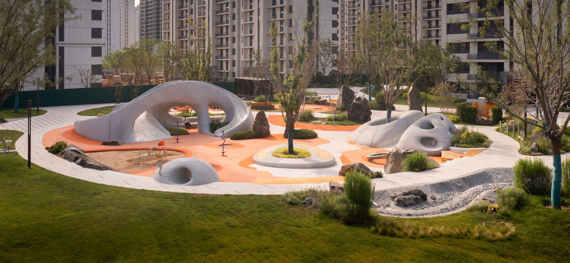 V čínskej provincii Šan-tung vznikol park, ktorý spája organické tvary, prírodné materiály a najnovšie stavebné technológie.