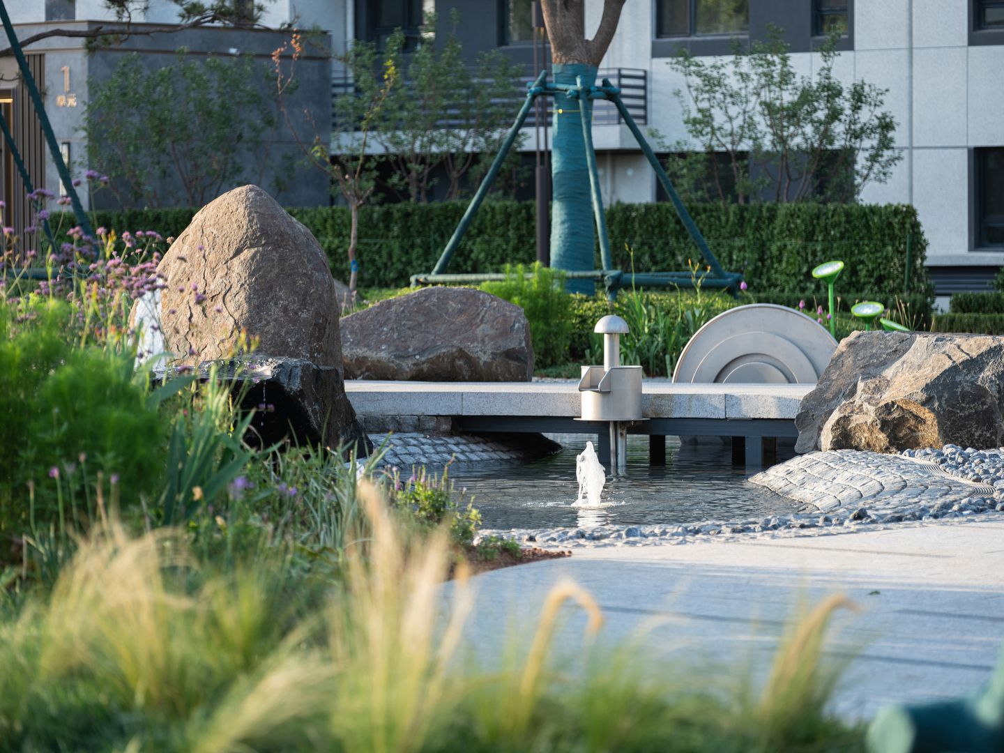 V čínskej provincii Šan-tung vznikol park, ktorý spája organické tvary, prírodné materiály a najnovšie stavebné technológie.