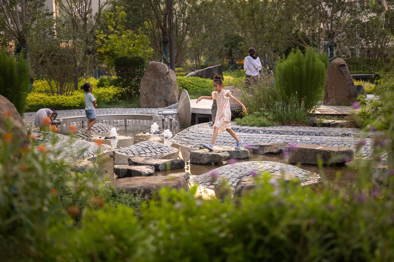 V čínskej provincii Šan-tung vznikol park, ktorý spája organické tvary, prírodné materiály a najnovšie stavebné technológie.