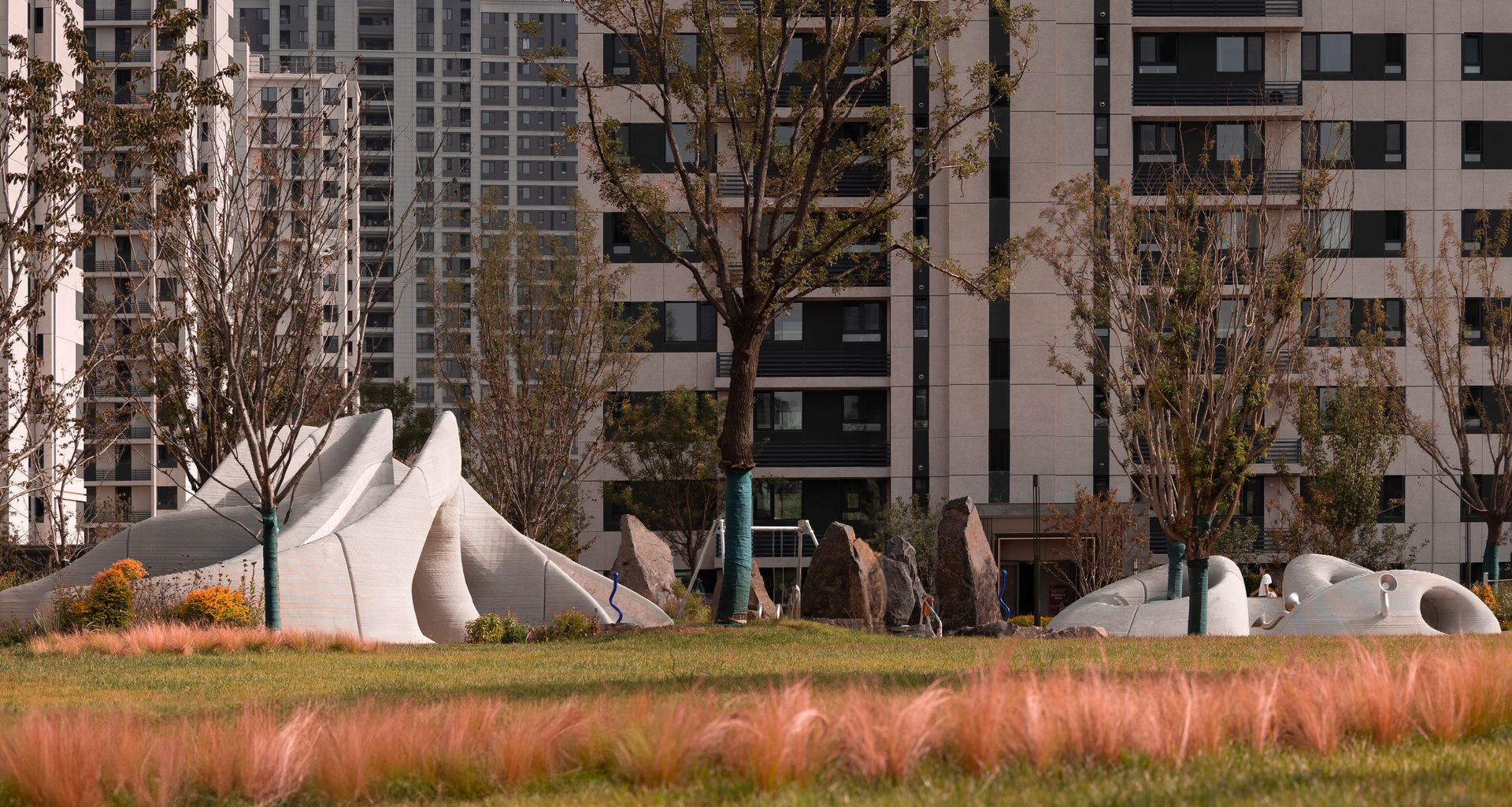 V čínskej provincii Šan-tung vznikol park, ktorý spája organické tvary, prírodné materiály a najnovšie stavebné technológie.