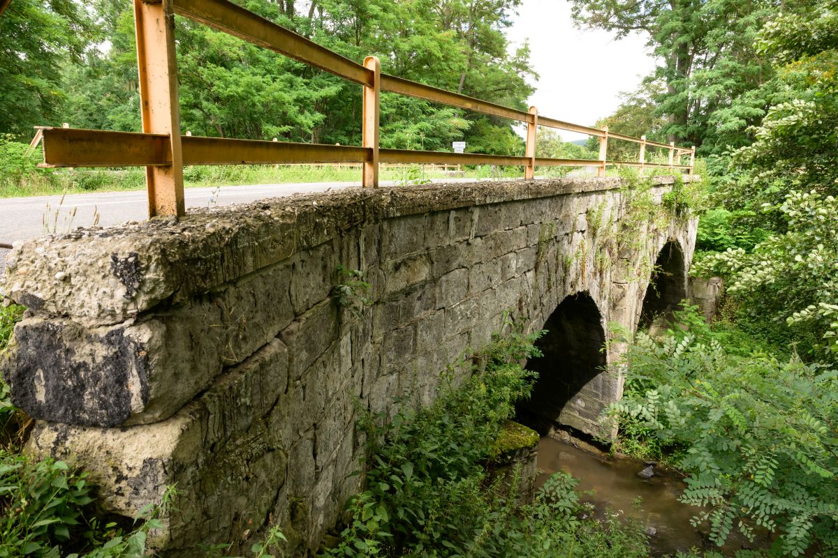 Poškodený most medzi obcami Bohunice a Bátovce v okrese Levice