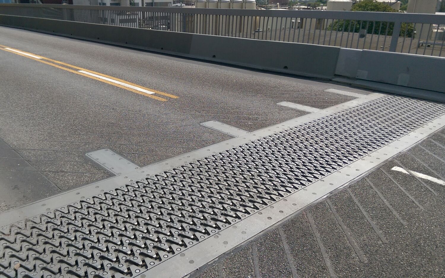 To, ako sa mostný záver zabuduje do konštrukcie, sa rieši vo fáze, keď sa stavba mosta ešte len rozbieha. Optimalizuje sa tým debnenie aj oceľová výstuž. 