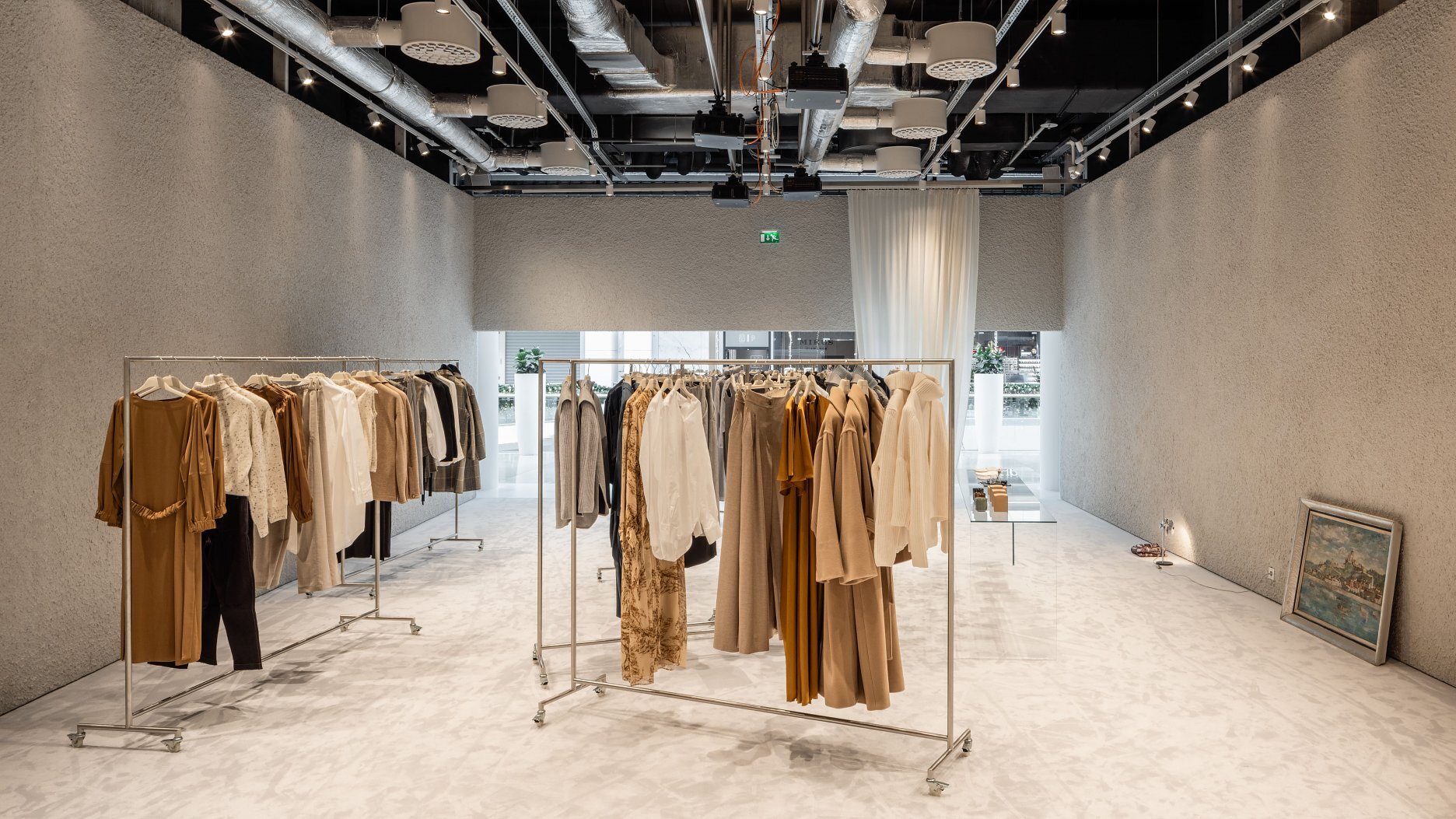 Vlajková loď značky NEHERA v bratislavskej Eurovei