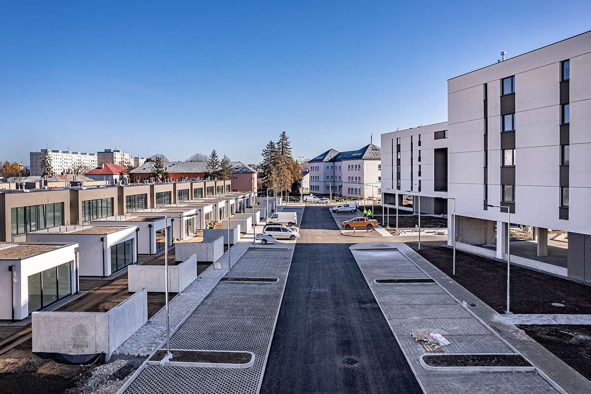 Medzi 27 rodinnými domami nájdete 10 dvojdomov, 6 samostatných domov a 11 radových domov.