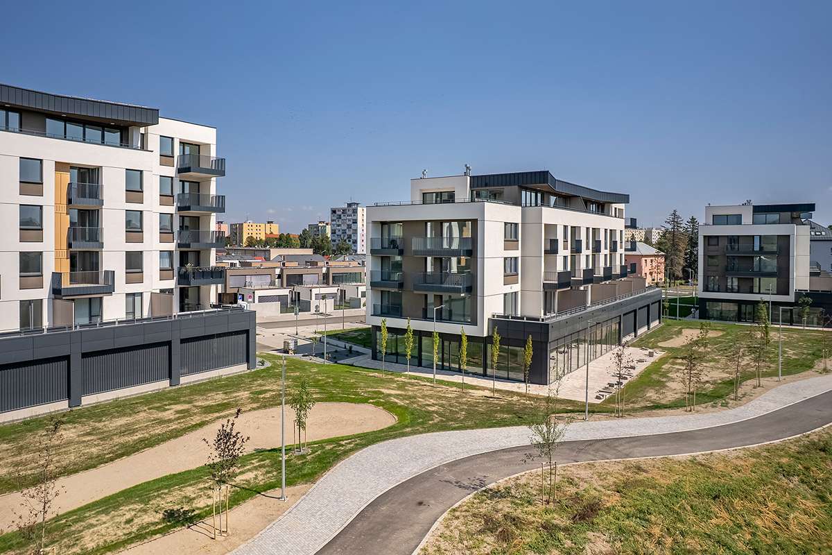 Architektúra je založená na jednoduchých, čistých líniách, modulovom systéme a kontraste medzi svetlou fasádou a zeleňou parteru.