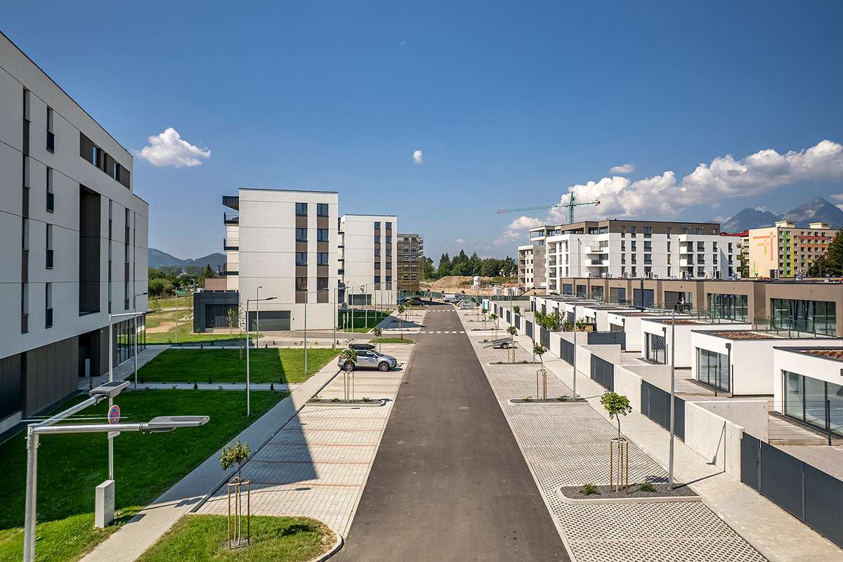 Architektúra je založená na jednoduchých, čistých líniách, modulovom systéme a kontraste medzi svetlou fasádou a zeleňou parteru.