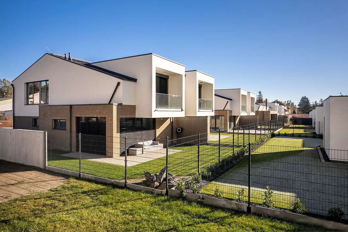 Medzi 27 rodinnými domami nájdete 10 dvojdomov, 6 samostatných domov a 11 radových domov.