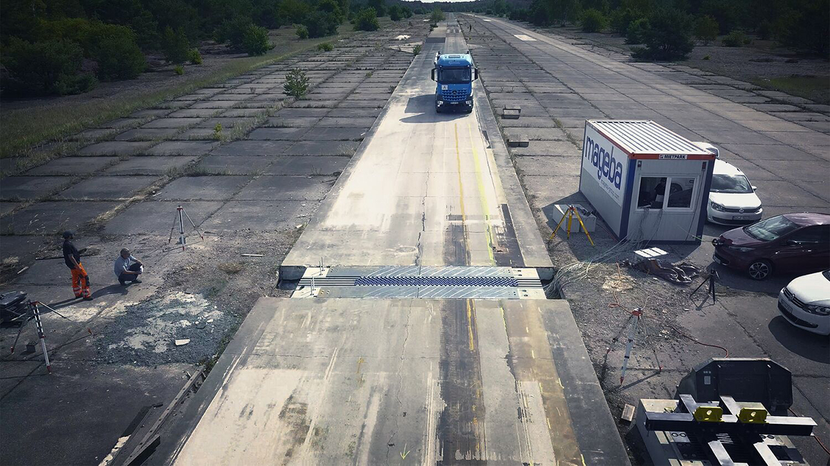 Rozsiahle testovanie, tzv. prejazdom, vykonávané na vyhradenej testovacej dráhe.