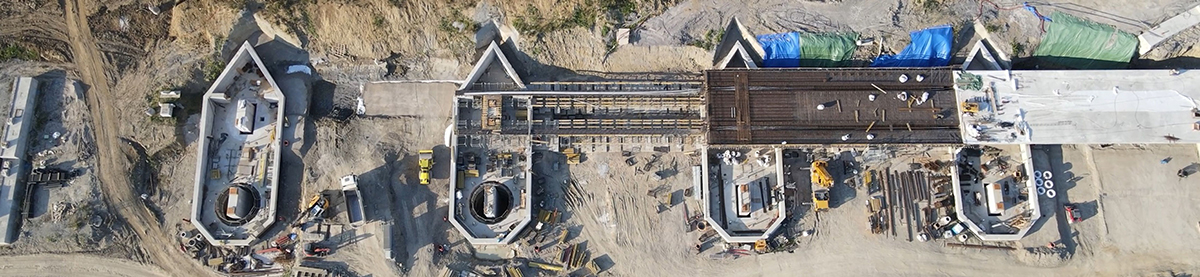 Obr. 3 101-00(2) Stabilitné opatrenia – Časť F, km 12,086 – 12,294 – výstavba estakády po zrealizovaní kruhových stabilizačných šácht Obr. 3 101-00(2) Stabilitné opatrenia – Časť F, km 12,086 – 12,294 – výstavba estakády po zrealizovaní kruhových stabilizačných šácht