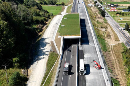 Obr. 4 101-00(2) Stabilitné opatrenia – Časť H, km 14,562 – 15,275 – časť kotvenej pilótovej steny (vľavo), kotvená galéria na už sprejazdnenej časti dvojpruhu smerom na Liptovský Mikuláš a dokončovacie práce na dvojpruhu smerom na Ružomberok (stav zo septembra 2025)