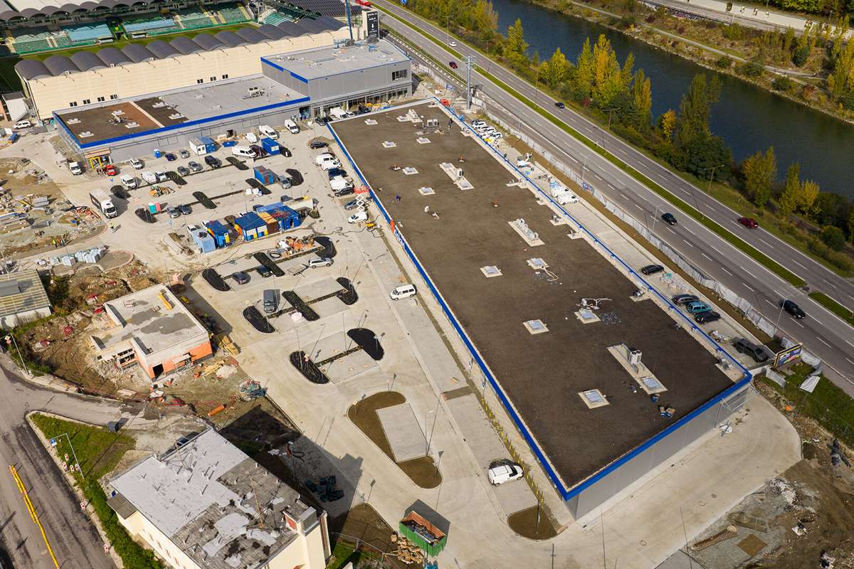 Hlavné objekty sú doplnené o viaceré menšie objekty a 216 parkovacích miest na teréne.