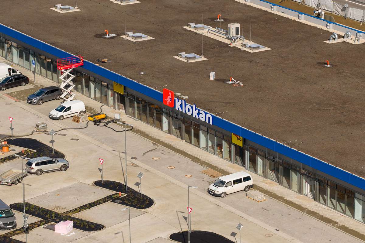 Hlavné objekty sú doplnené o viaceré menšie objekty a 216 parkovacích miest na teréne.