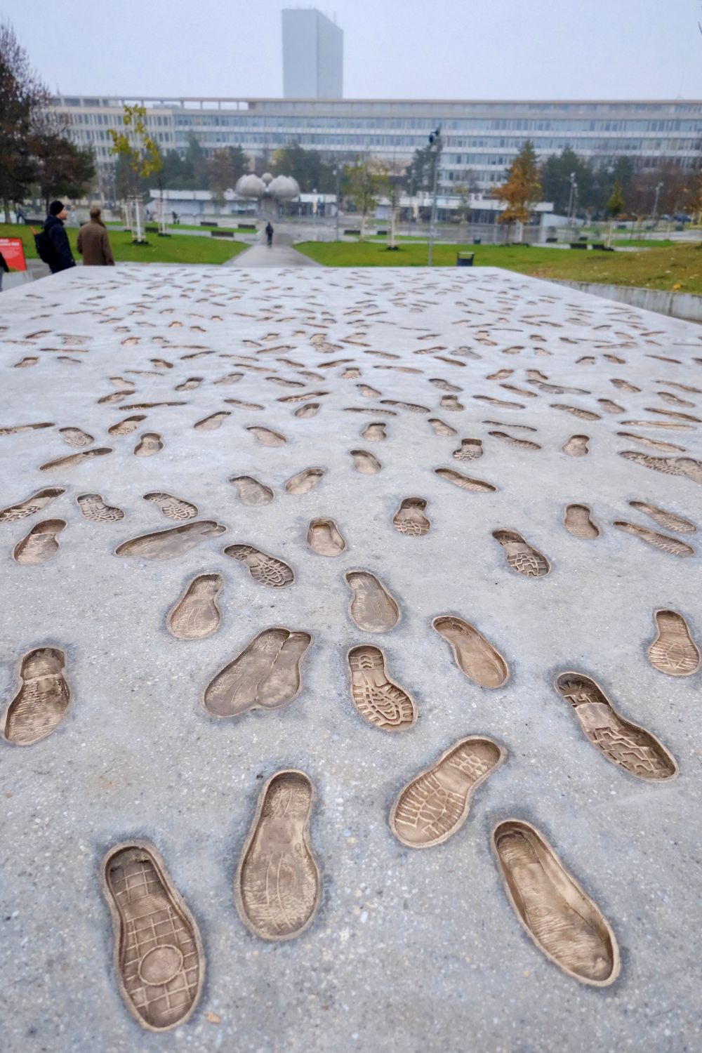 Stopy ľudských nôh symbolizujú ľudí, ktorí sa zúčastnili demonštrácií v novembri 1989.
