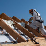 Aplikácia striekanej tepelnej izolácie na strešnú konštrukciu