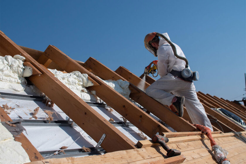 Aplikácia striekanej tepelnej izolácie na strešnú konštrukciu