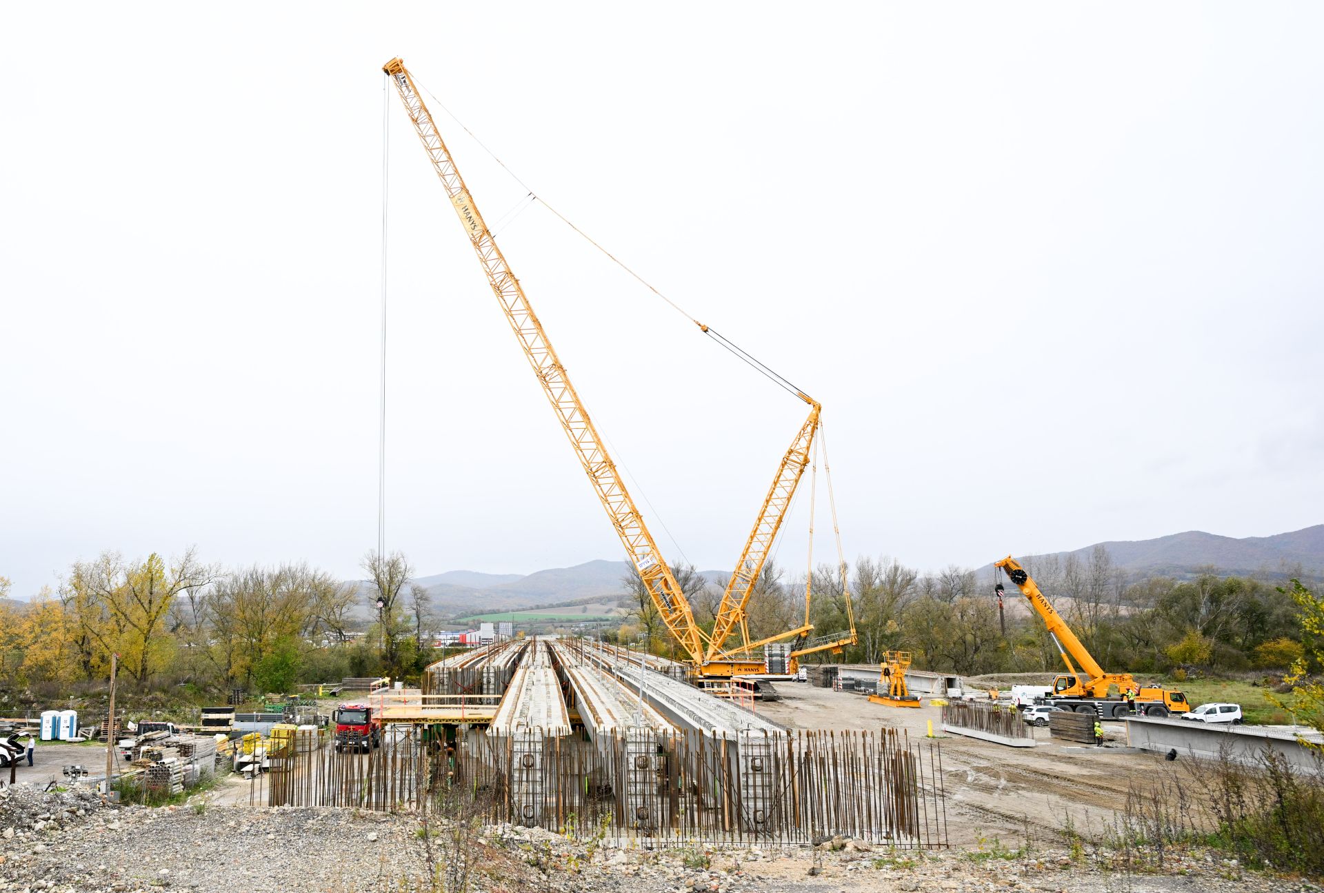 Ukladanie nosníkov na stavbe nových mostov v rámci rekonštrukcie cesty I/9 vo Veľkých Bierovciach v okrese Trenčín
