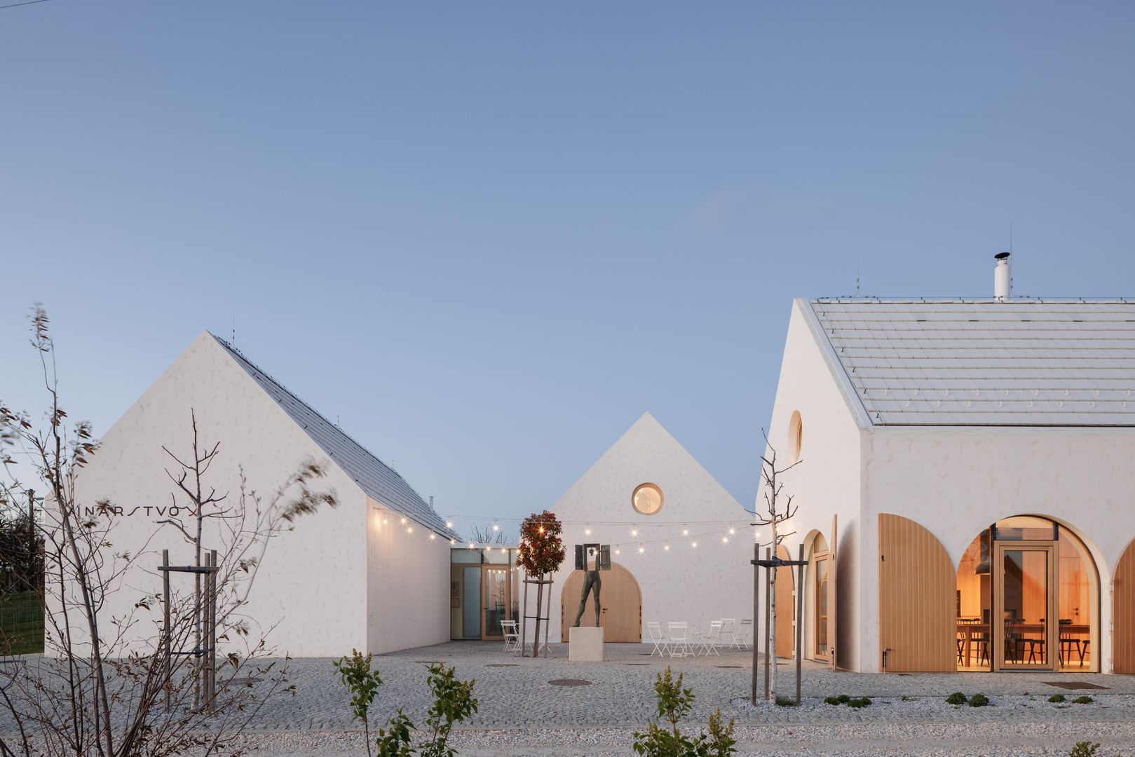 Projekt Vinárstva S vzišiel z vyzvanej architektonickej súťaže, v ktorej dal súkromný investor šancu na realizáciu stavby mladým ateliérom. 