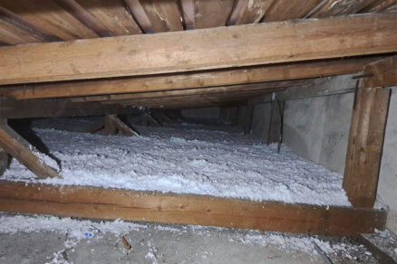 Pohľad do podkrovia s čerstvo aplikovanou fúkanou minerálnou izoláciou Supafil Loft