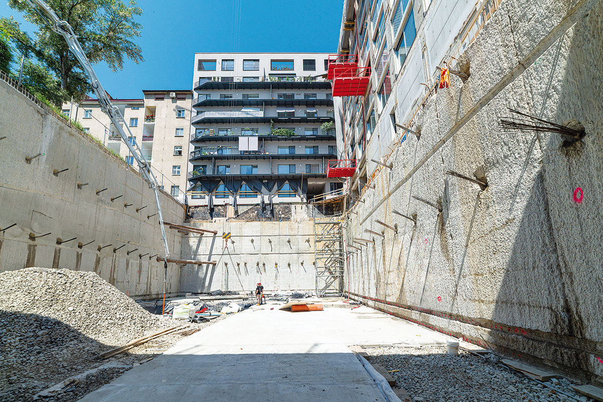 Lofty - Zaistená stavebná jama počas dokončovania podkladových betónov pre základovú dosku