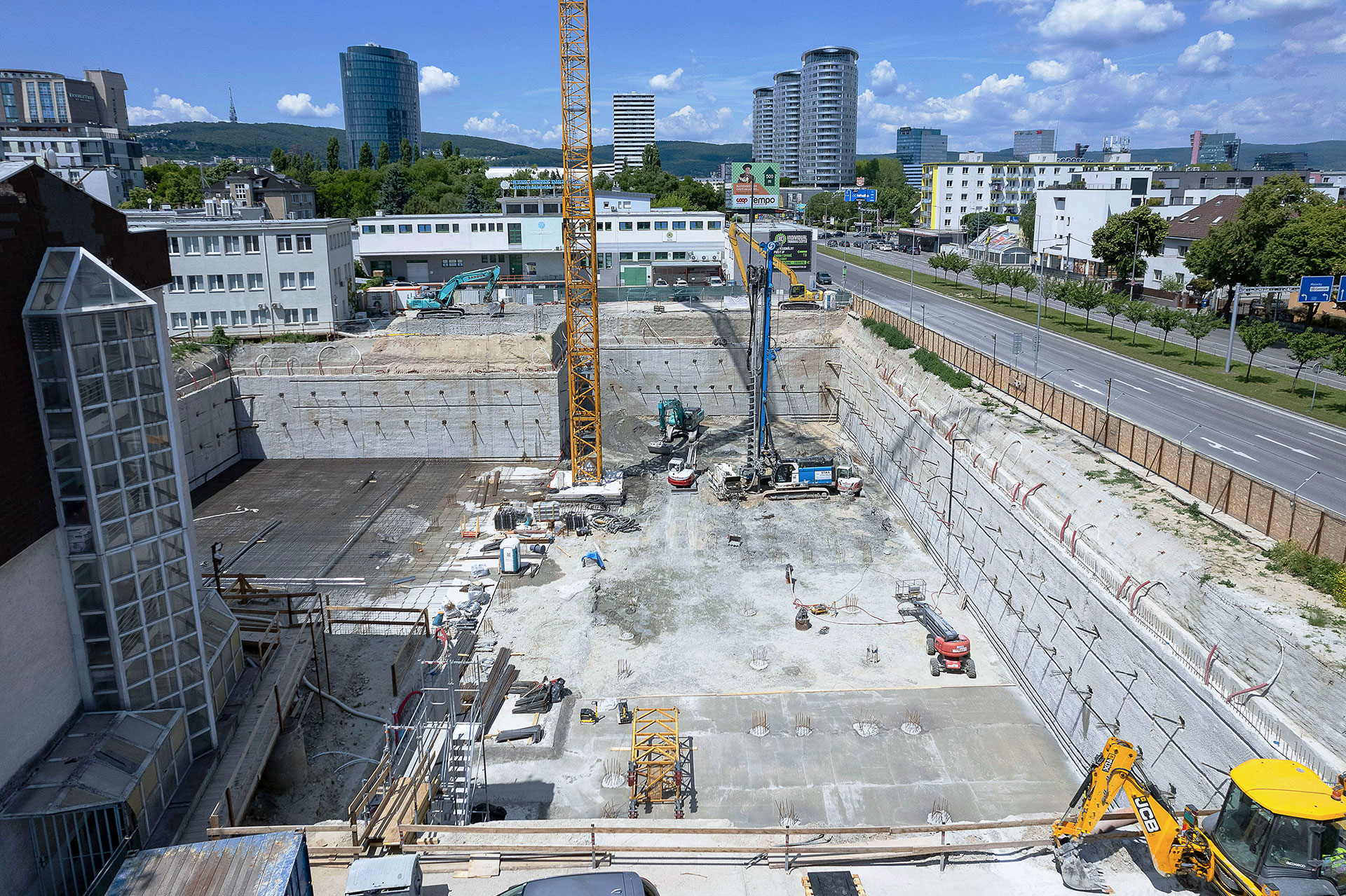 Saida - Zaistená stavebná jama počas dokončovania realizácie základových pilót 