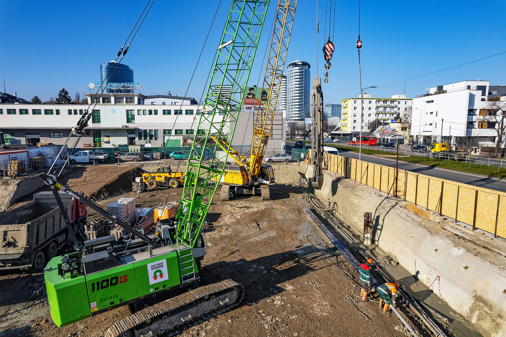 Saida - Ťažba lamely KPS pozdĺž Bajkalskej ulice nosičom Liebherr 855 a prípravné práce na betonáž doťaženej lamely žeriavom Sennebogen
