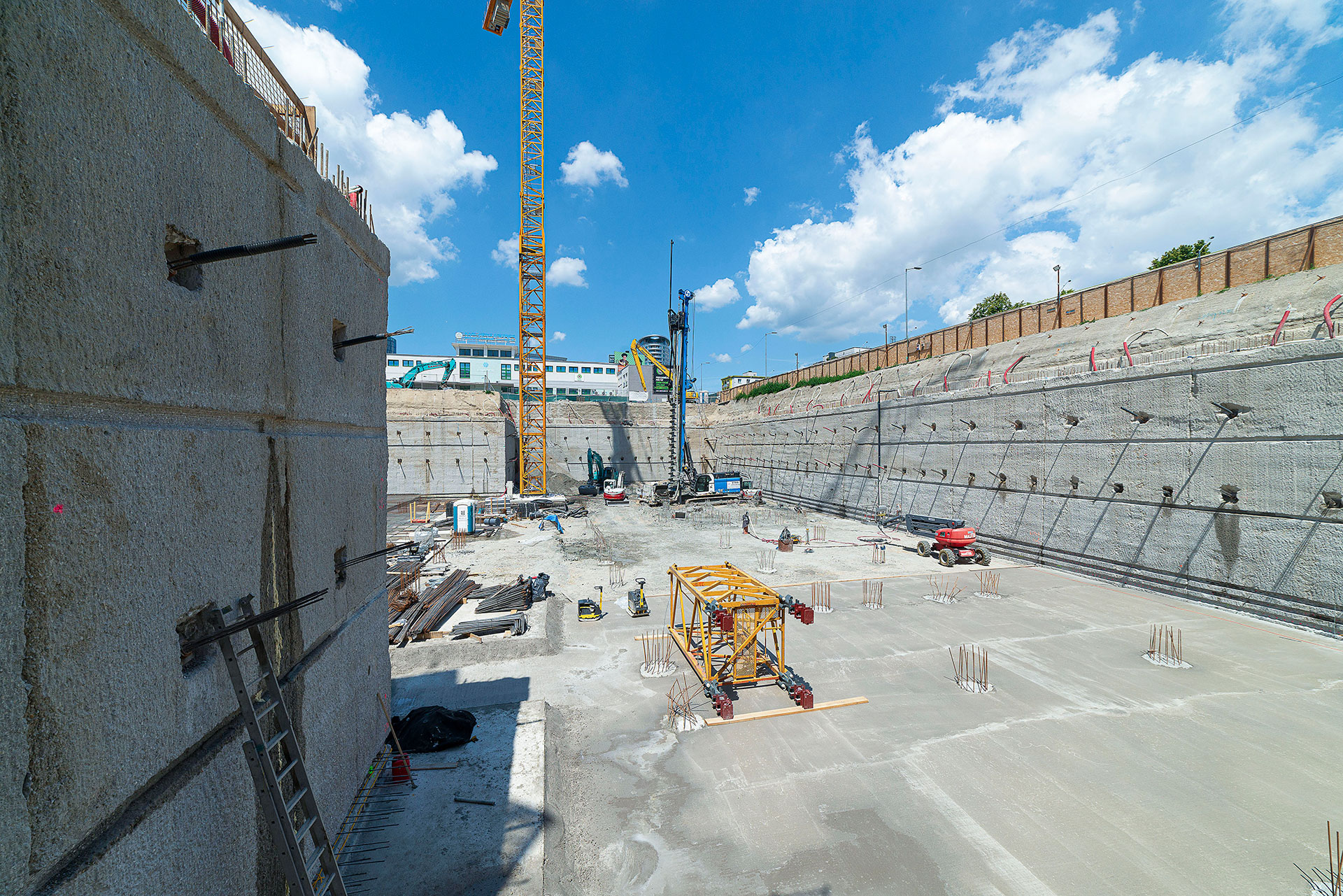 Saida - Zaistená stavebná jama počas dokončovania realizácie základových CFA pilót 