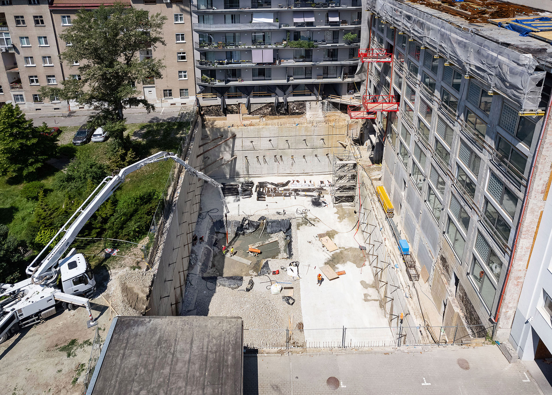 Lofty - Celkový pohľad na zapaženú stavebnú jamu, vpravo objekt Loftov na Kominárskej ulici 