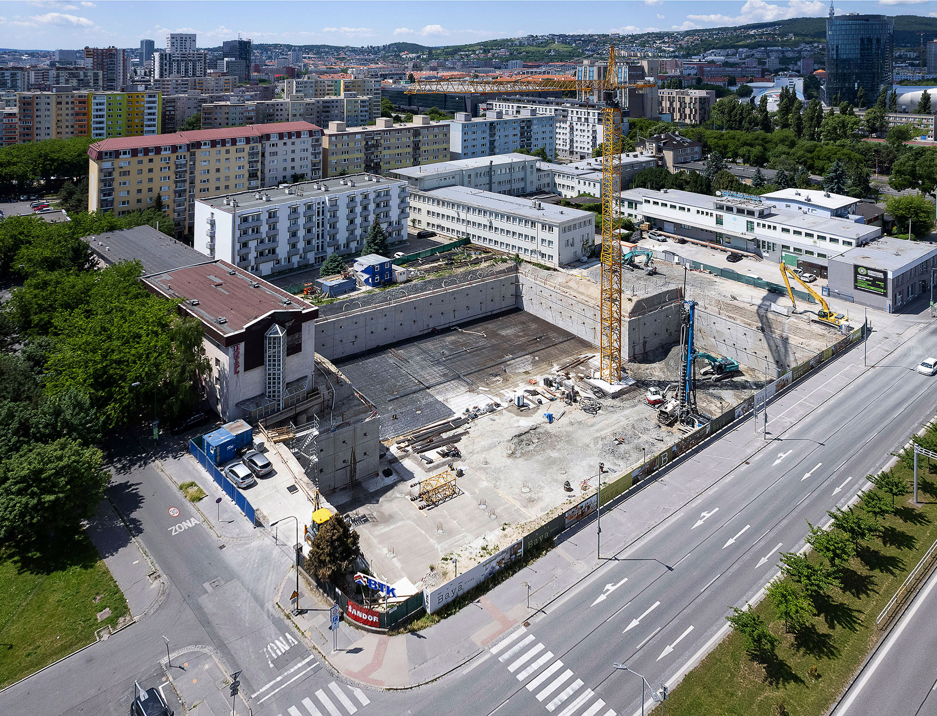 Saida - Celkový pohľad na stavebnú jamu na nároží ulíc Bajkalská (vpravo dole) a Prešovská 