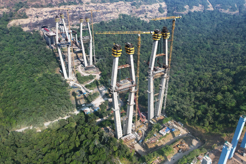 Doka riešenia pri výstavbe náročného visutého mosta na diaľnici Bombaj – Pune