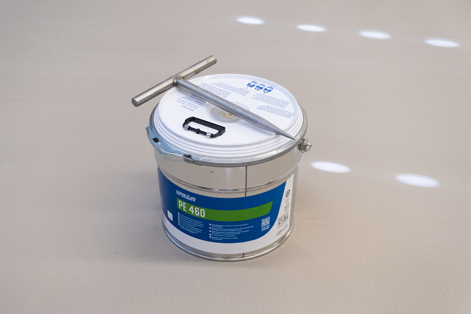 01. Aklimatizácia penetrácie
Kombinovaná nádoba so zložkou A (živica) a B (tvrdidlo) sa nechá aklimatizovať na teplotu priestoru, kde sa bude penetrácia spracovávať.