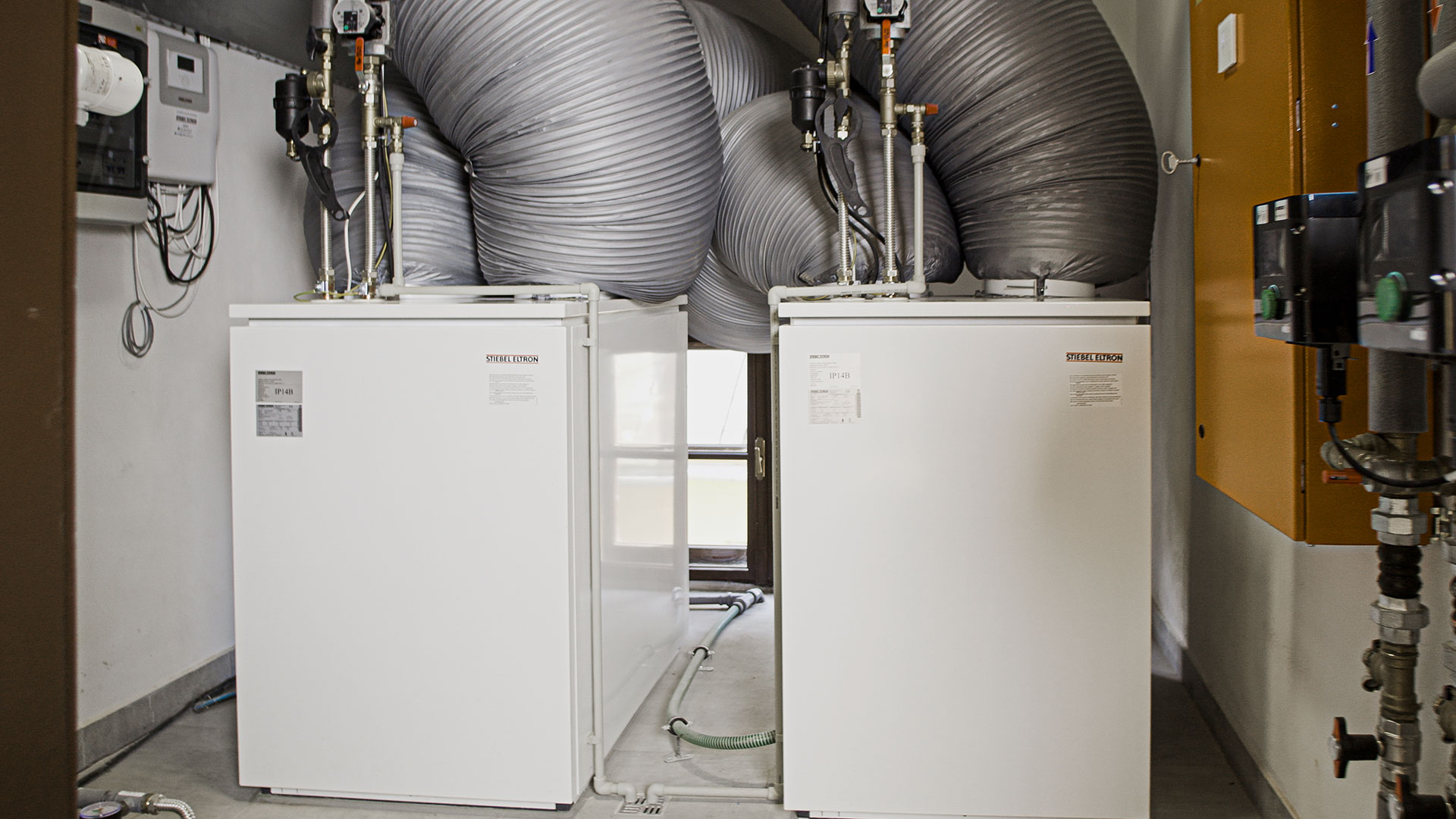 Obr. 1 Realizovaná kaskáda tepelných čerpadiel WPL 24 I je vysoko úsporným riešením, vhodným pre väčšie objekty. Vďaka špeciálnemu systému vzduchových rozvodov od STIEBEL ELTRON bolo možné zariadenia nainštalovať v interiéri [1].