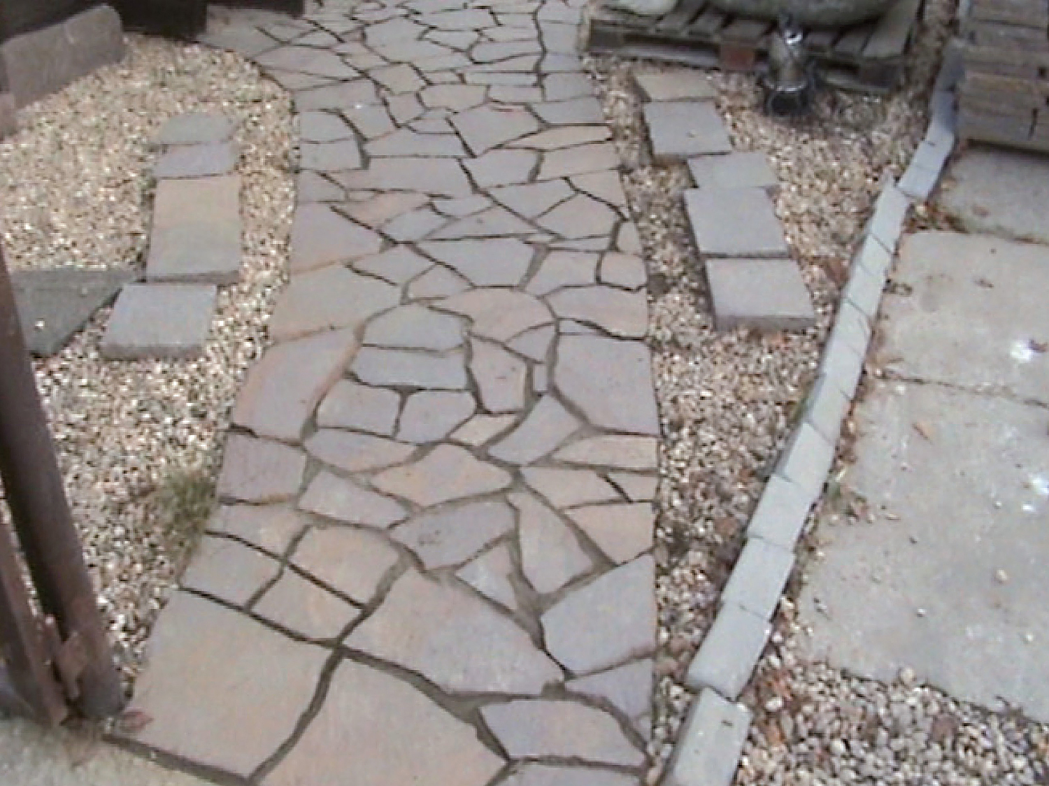 01. Kladenie dlažby
Dlažba sa položí do lôžka lepiacej malty na murovanie, kladenie a súčasné škárovanie dlažby s prísadou trasu. 