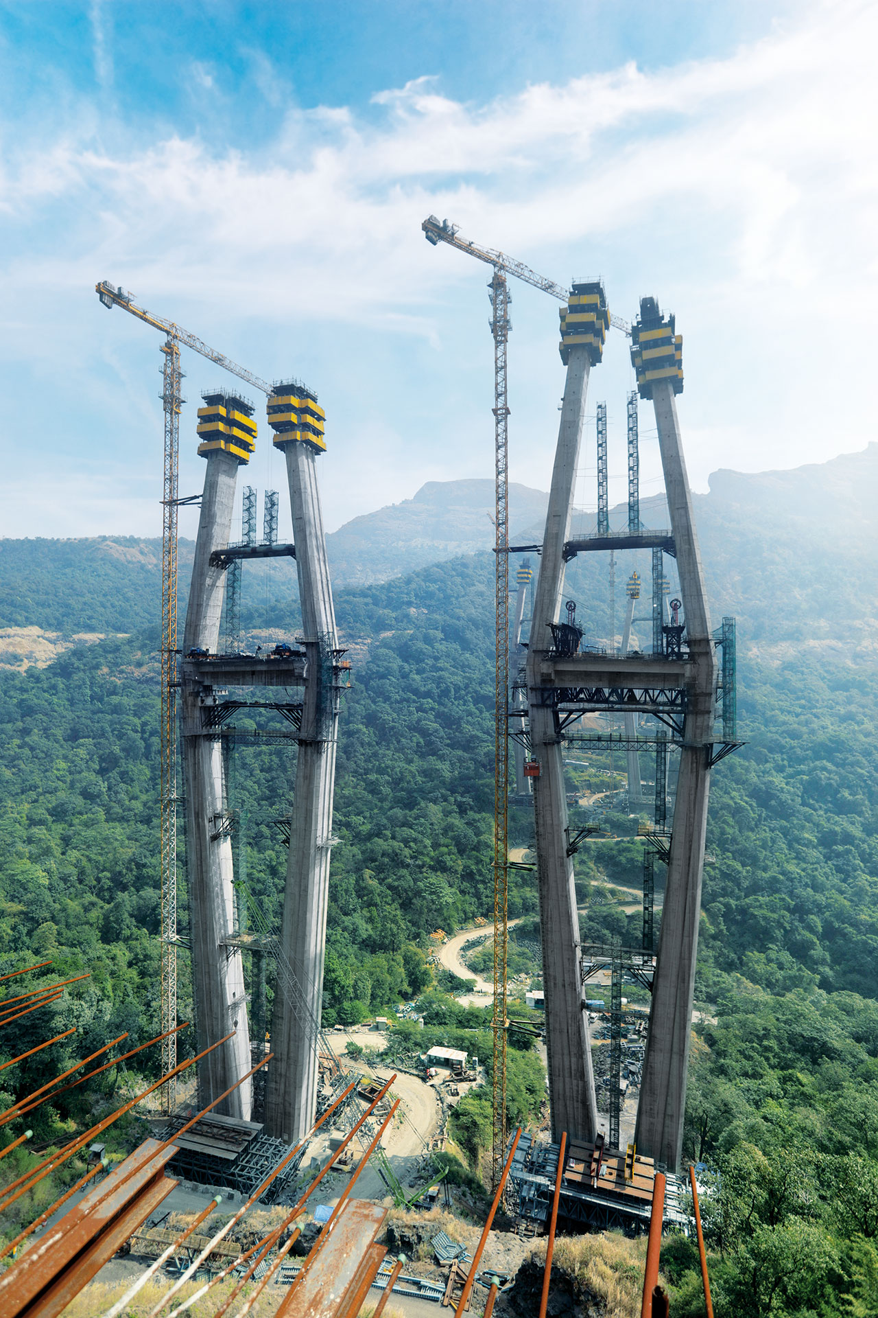Doka riešenia pri výstavbe náročného visutého mosta na diaľnici Bombaj – Pune
