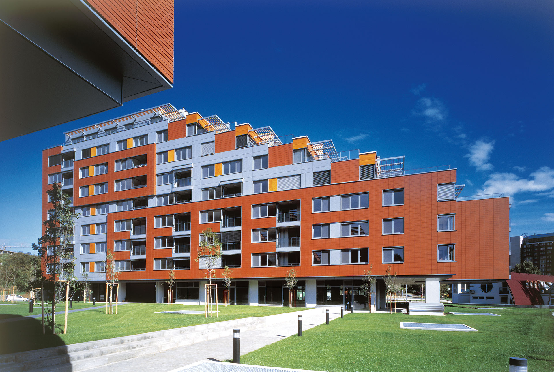 Bytové domy Karloveské rameno, Bratislava (2002- 2006). Autori: Karol Stassel, Juraj Šujan.