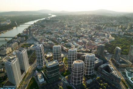 Letecký pohľad na bratislavský downtown s projektom Sky Park od Zahy Hadid a jeho pokračovaním