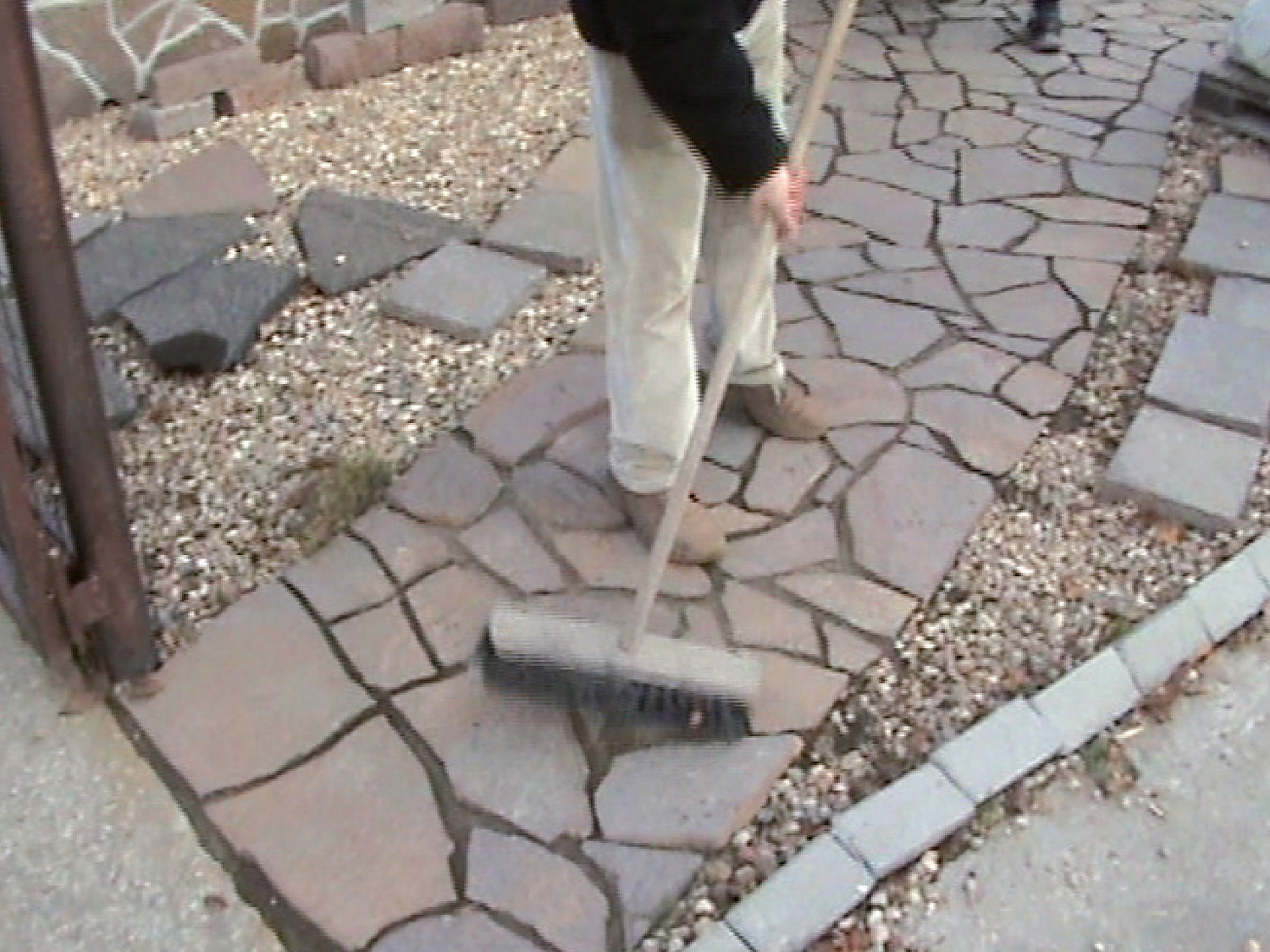 02. Očistenie dlažby a škár
Povrch nalepenej dlažby sa očistí od špiny a usadenín. Zároveň treba odstrániť všetky nečistoty zo škár v celej ich šírke a hĺbke.