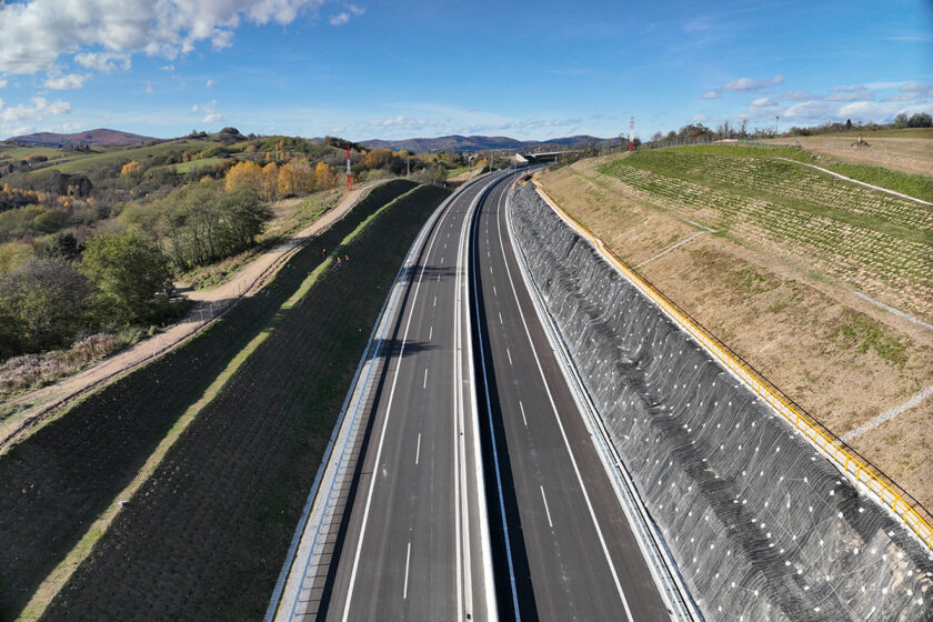 Pohľad do najhlbšieho zárezu so zárubným múrom 233-00