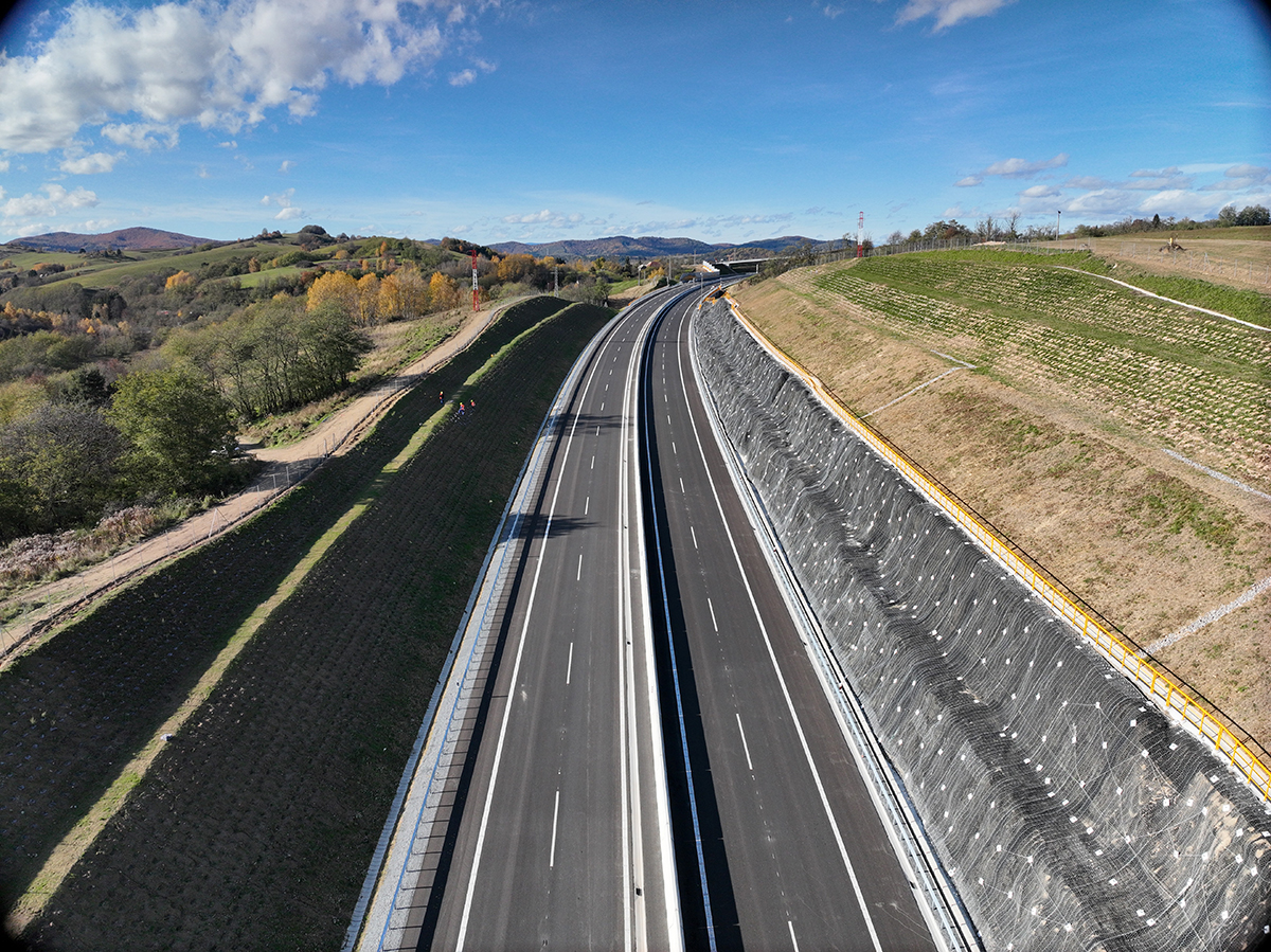 Pohľad do najhlbšieho zárezu so zárubným múrom 233-00