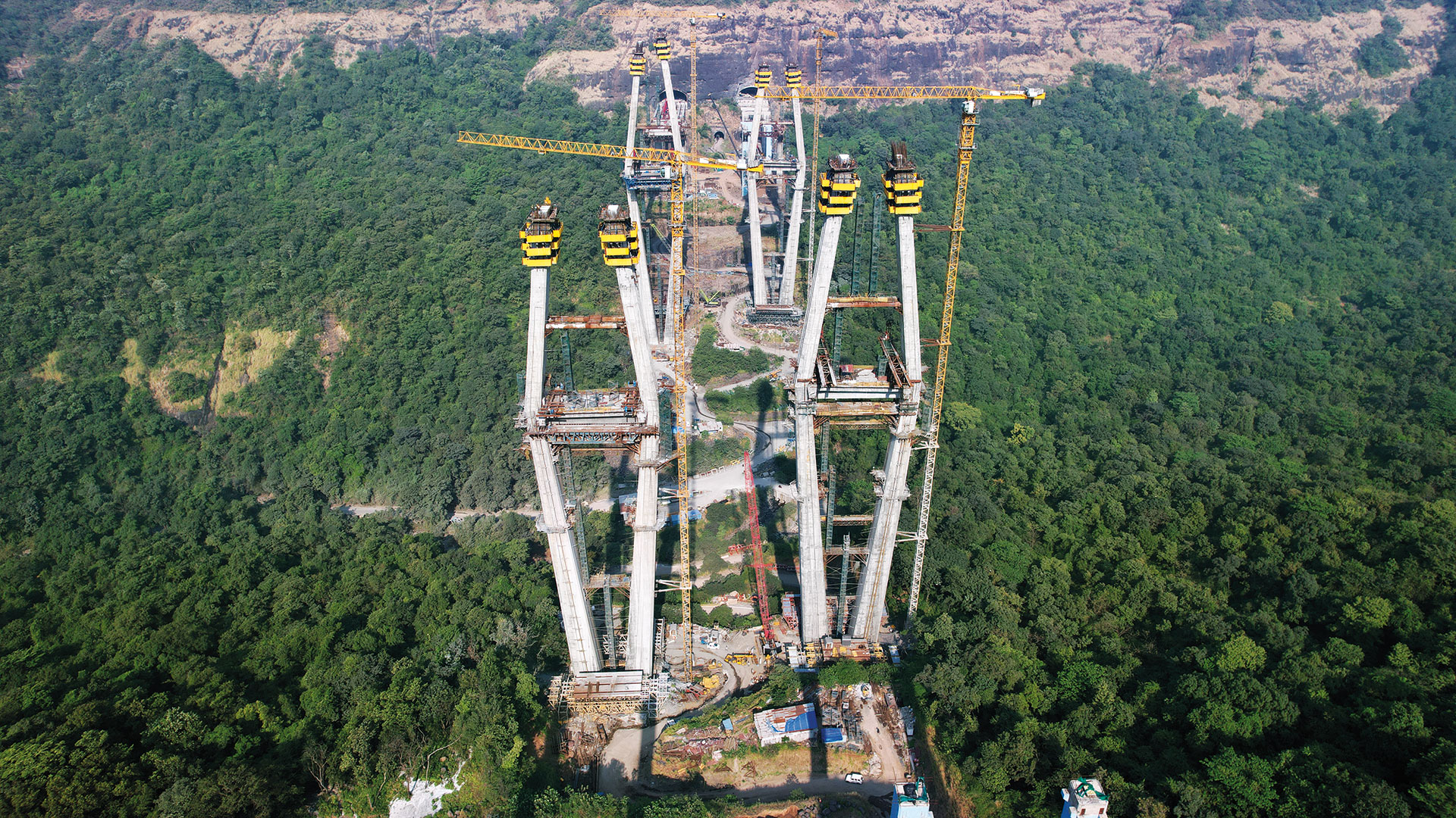 Po dokončení tohto projektu sa zásadne zlepší dopravné spojenie medzi metropolami Bombaj a Pune. 