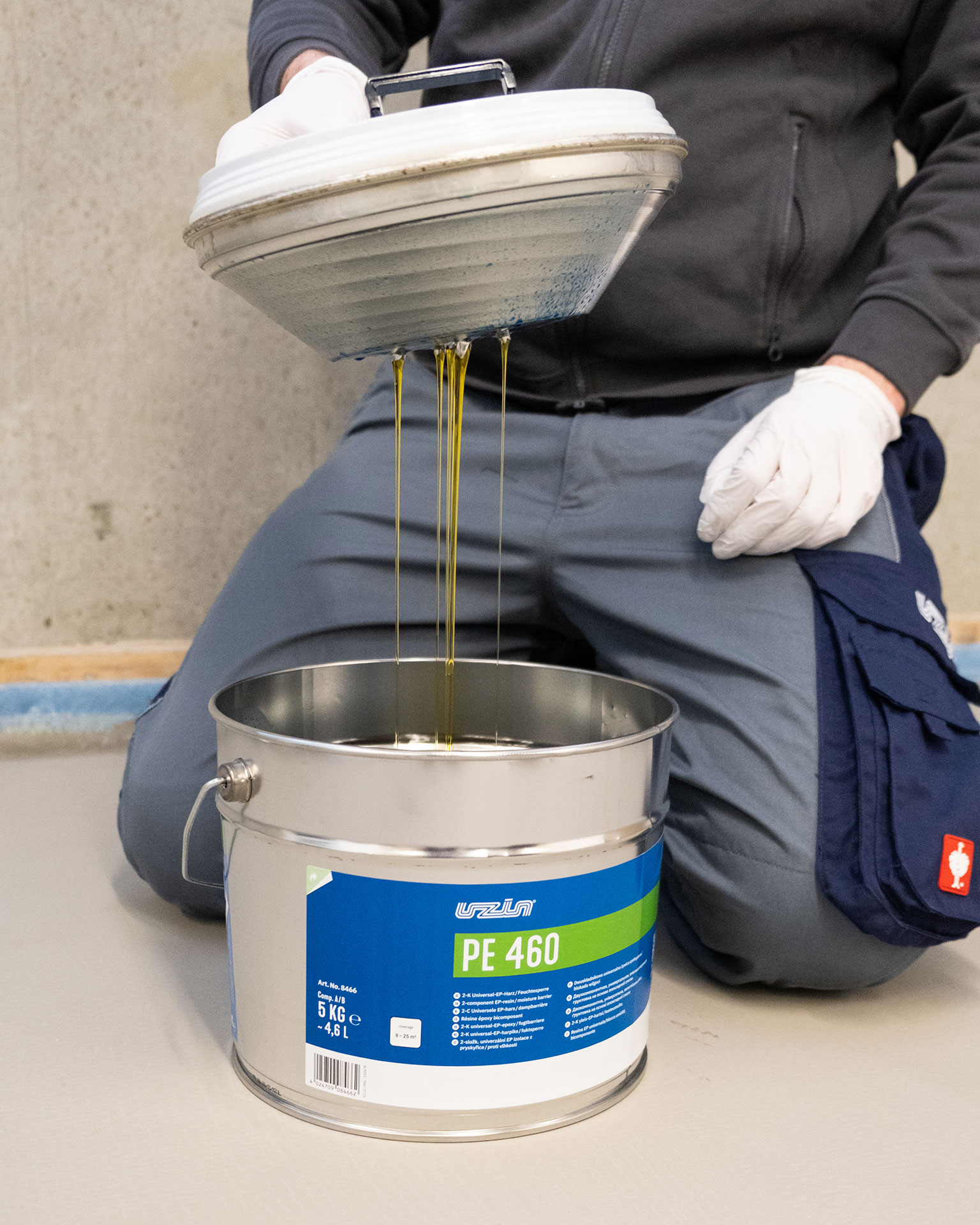 03. Vytečenie tvrdidla z veka
Tvrdidlo sa nechá úplne vytiecť do spodnej nádoby s obsahom živice (zložka A). Prázdne veko sa odstráni.