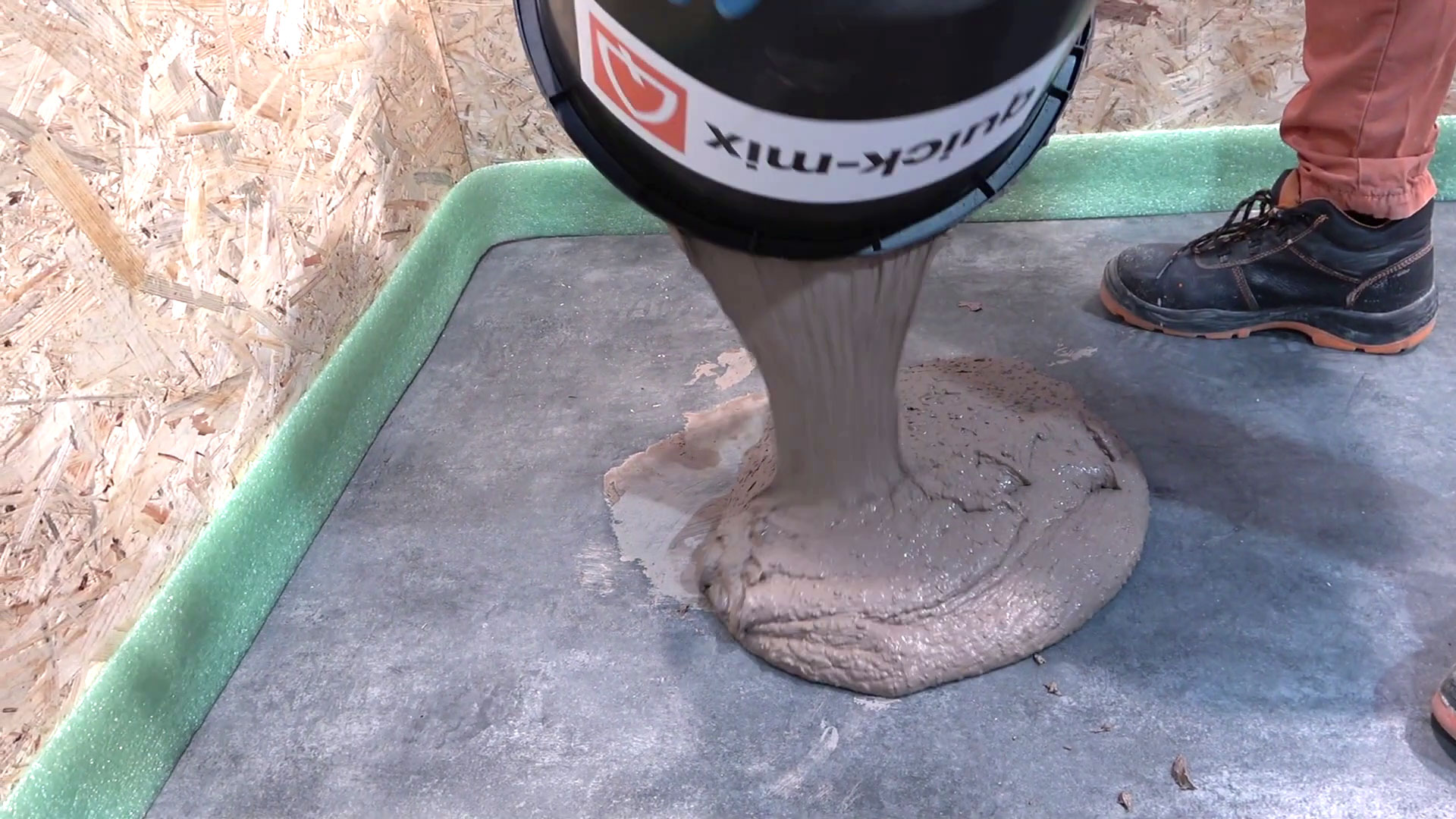 Hrubá stavba v detaile: Aplikácia samorozlievacieho poteru Hrubá stavba v detaile: Aplikácia samorozlievacieho poteru