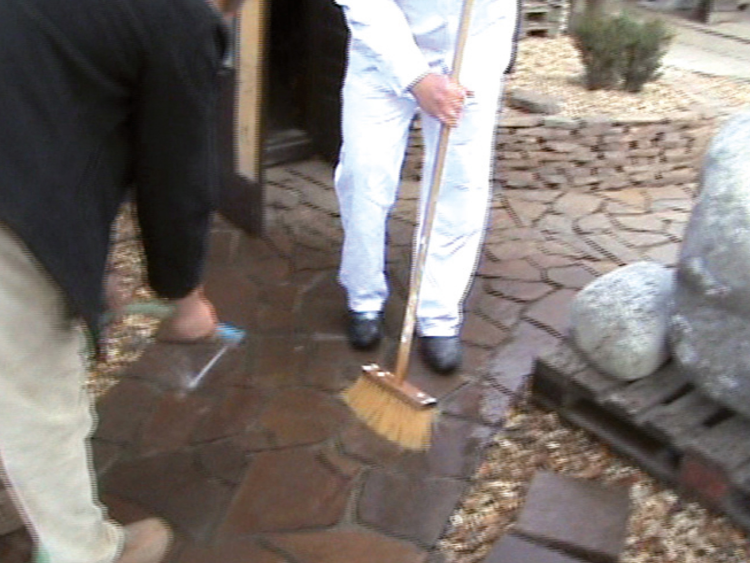 03. Navlhčenie povrchu
Očistený povrch sa dôkladne navlhčí tak, aby bola celá plocha výdatne mokrá, čím sa odplavia aj posledné zvyšky nečistôt. Po takto očistenej ploche sa už nesmie chodiť. Tým sa zamedzí zbytočnému opätovnému zanášaniu nečistôt na dlažbu. Plocha sa navlhčí prúdom vody.