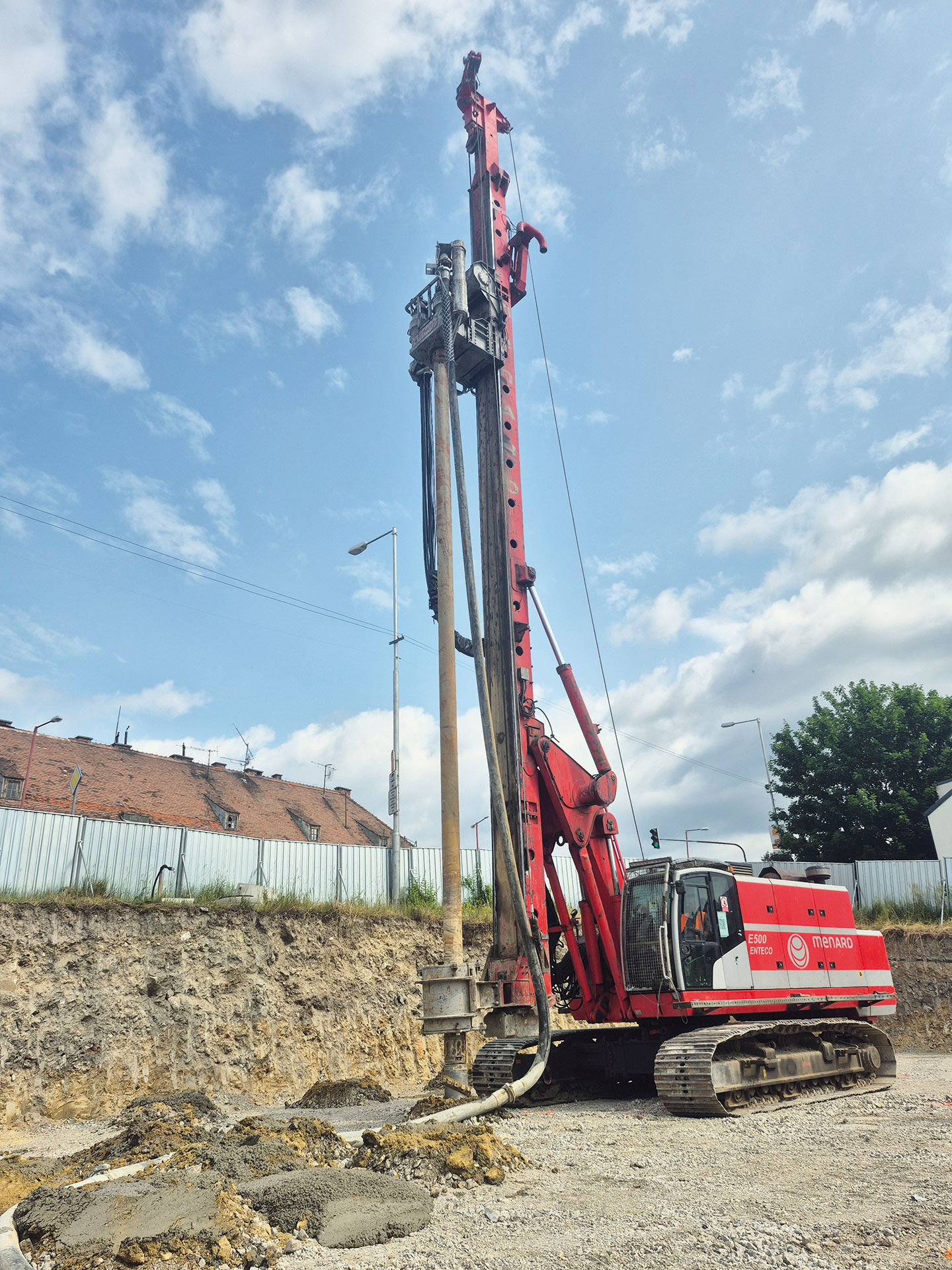 Obr. 4 Realizácia pilierov CMC na stavbe „Novostavba polyfunkčného objektu na ulici Krajinská, Svätý Jur“ 